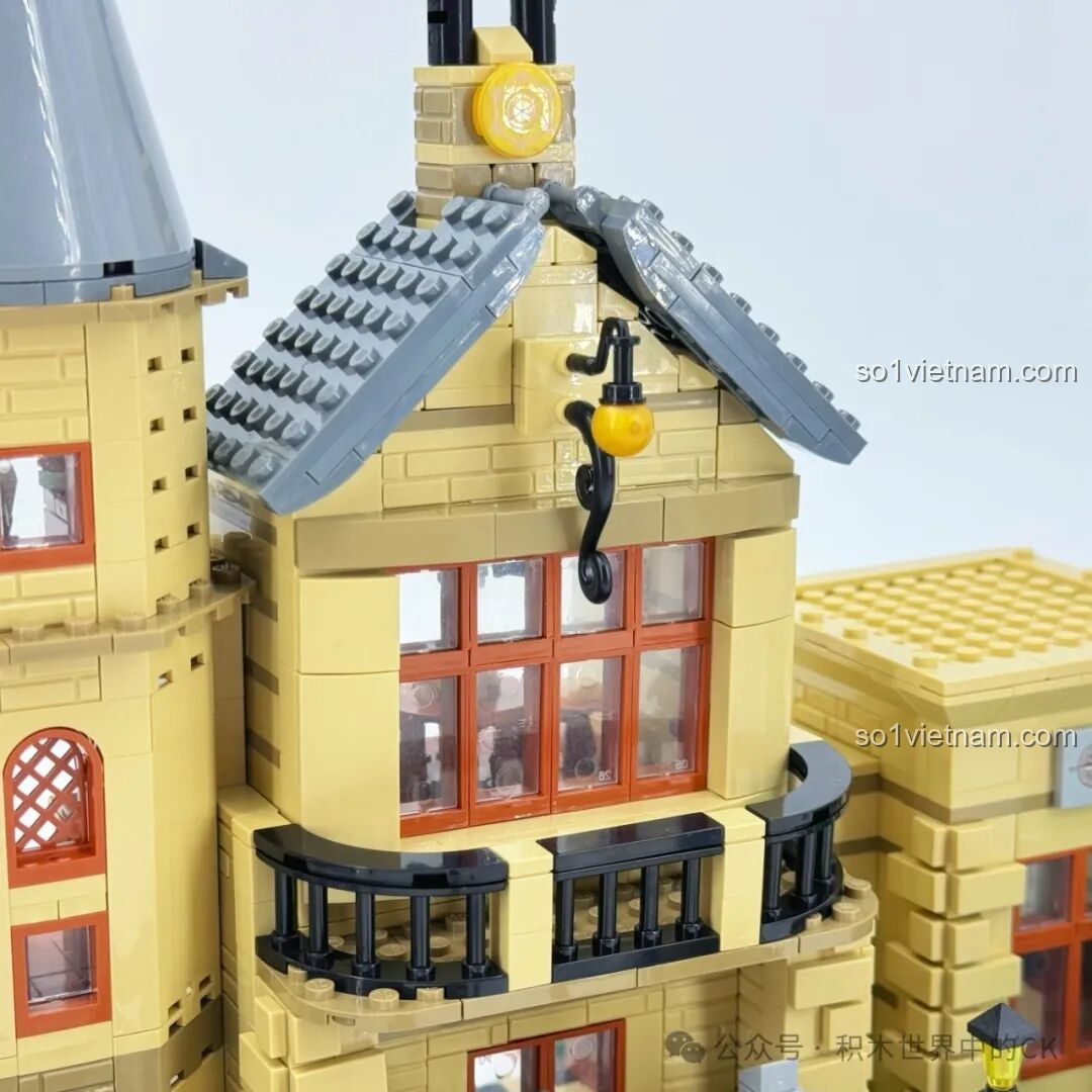 Cửa sổ lớn và ban công nhỏ xinh của Học viện Pháp thuật ZHEGAO 613004, với mái nhà dốc và chi tiết trang trí, tạo nên vẻ đẹp cổ kính.