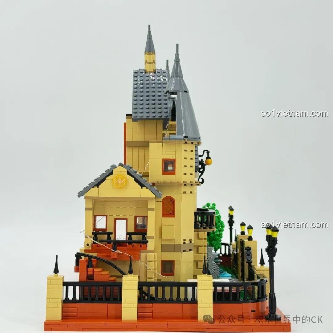 Dây đèn LED được giấu khéo léo bên ngoài Học viện Pháp thuật ZHEGAO 613004, sẵn sàng tạo hiệu ứng lung linh huyền ảo khi bật lên.