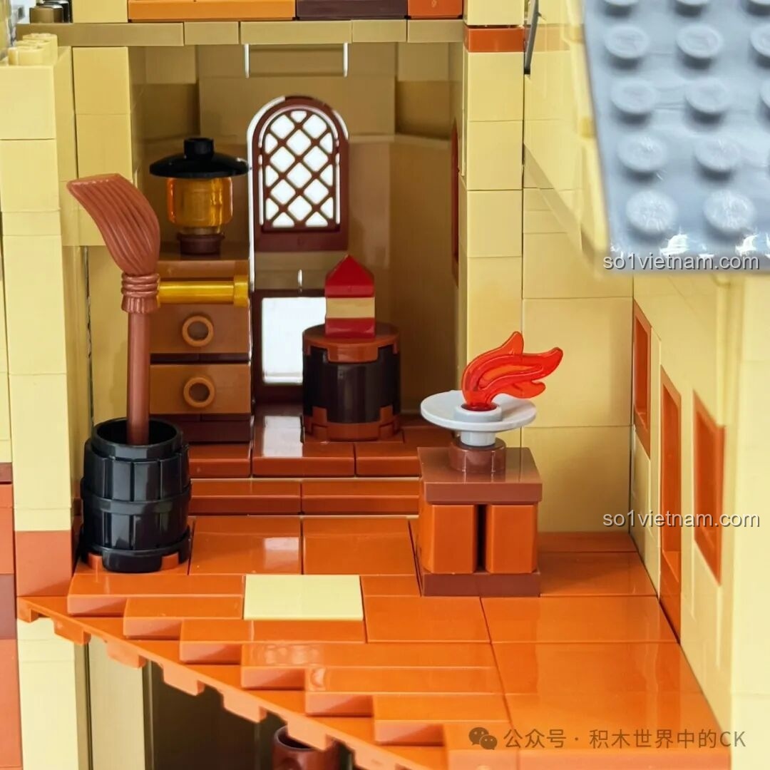 Một góc khác của phòng học với đèn bàn và những vật dụng bí ẩn trong Học viện Pháp thuật ZHEGAO 613004, tăng thêm sự huyền bí.