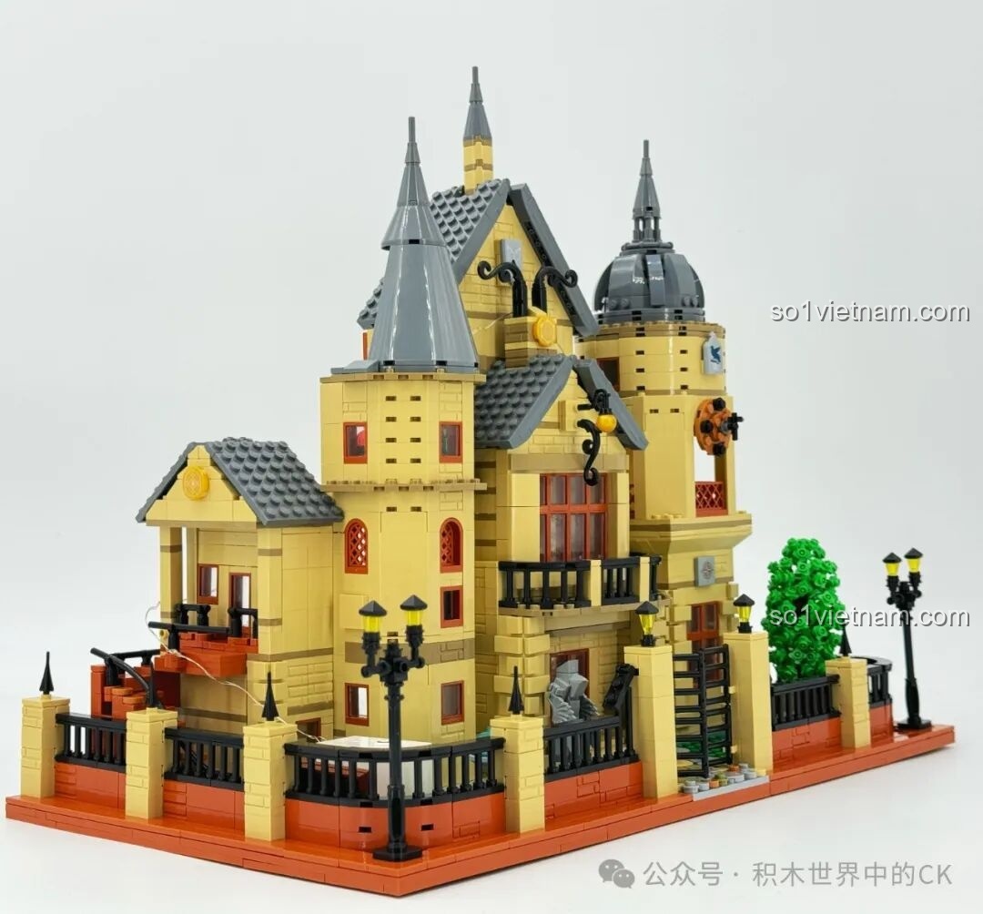 Ghế dài và đài phun nước nhỏ xinh ở sân sau của Học viện Pháp thuật ZHEGAO 613004, tạo không gian thư giãn cho các nhân vật.