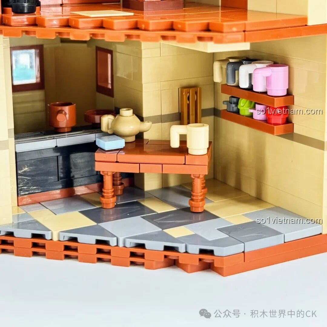 Góc học tập với bàn ghế, đèn và những bức tranh treo tường trong Học viện Pháp thuật ZHEGAO 613004, tạo không gian học tập ấm cúng.