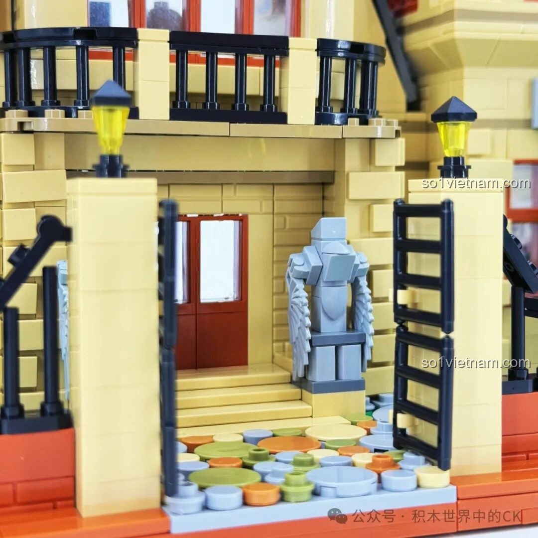 Hộp đựng pin cho đèn LED được đặt gọn gàng ở một góc khuất của Học viện Pháp thuật ZHEGAO 613004, không làm ảnh hưởng đến thẩm mỹ của mô hình.