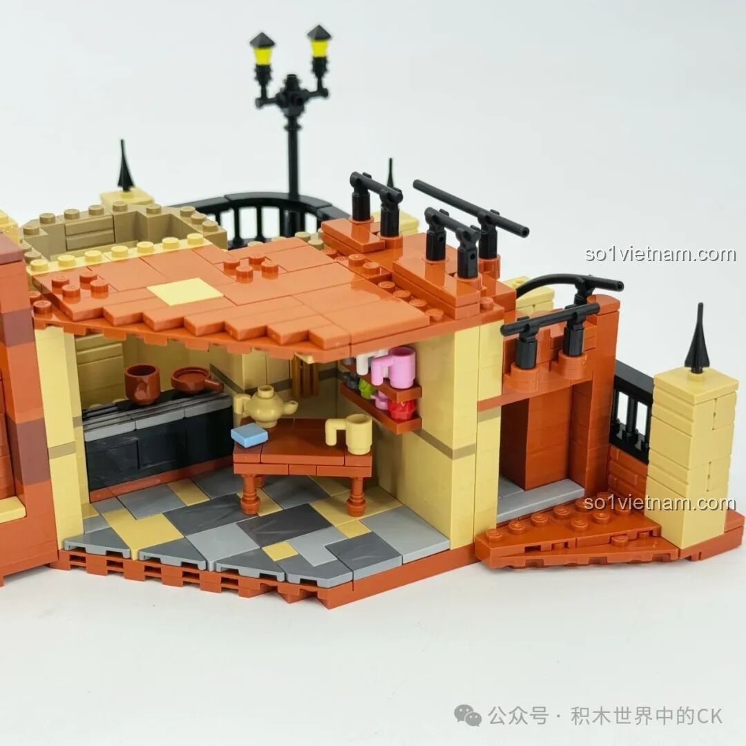 Khu vực bếp và phòng ăn của bộ lắp ghép Học viện Pháp thuật ZHEGAO 613004 với bàn, kệ và các vật dụng nhỏ, thể hiện sự tỉ mỉ trong thiết kế nội thất.