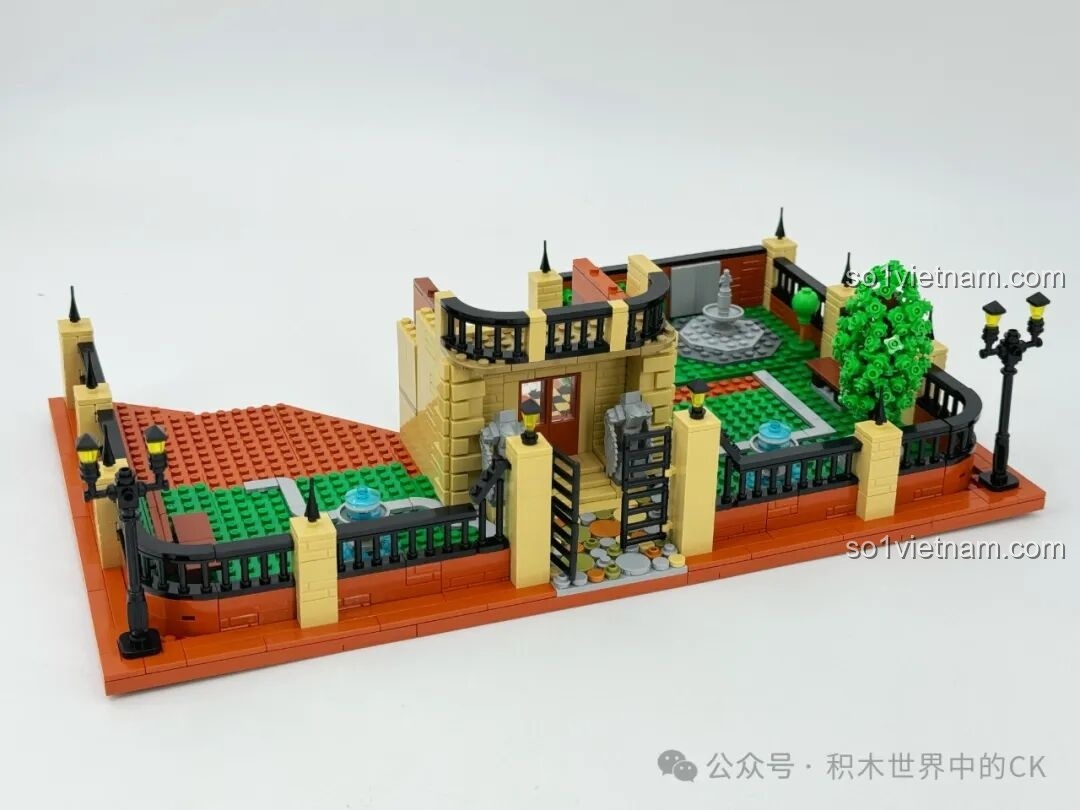 Khung cảnh bên ngoài của Học viện Pháp thuật ZHEGAO 613004 đang dần hình thành, với hàng rào, đèn đường và kiến trúc ban đầu của lâu đài.