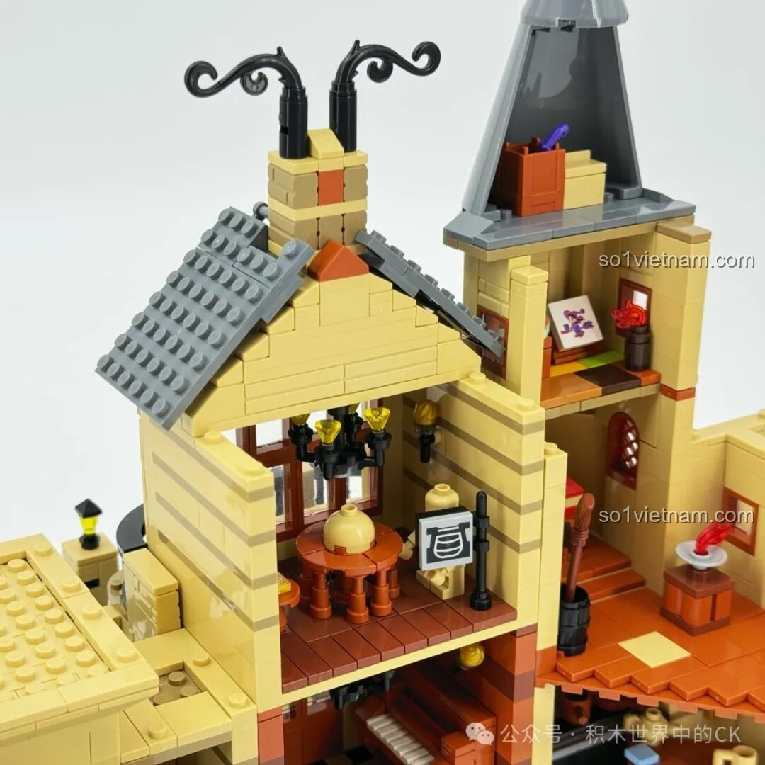 Chi tiết mái nhà và nội thất bên trong của Học viện Pháp thuật ZHEGAO 613004, với đèn chùm và bàn ăn, cho thấy sự kết hợp giữa ngoại thất và nội thất.