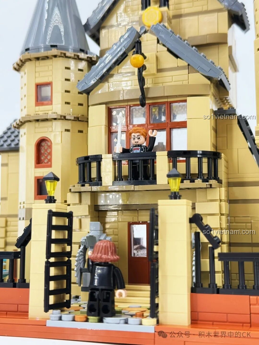 Minifigure đang pha trà trong khu bếp của Học viện Pháp thuật ZHEGAO 613004 dưới ánh đèn LED, tạo cảnh tượng sinh hoạt đời thường.