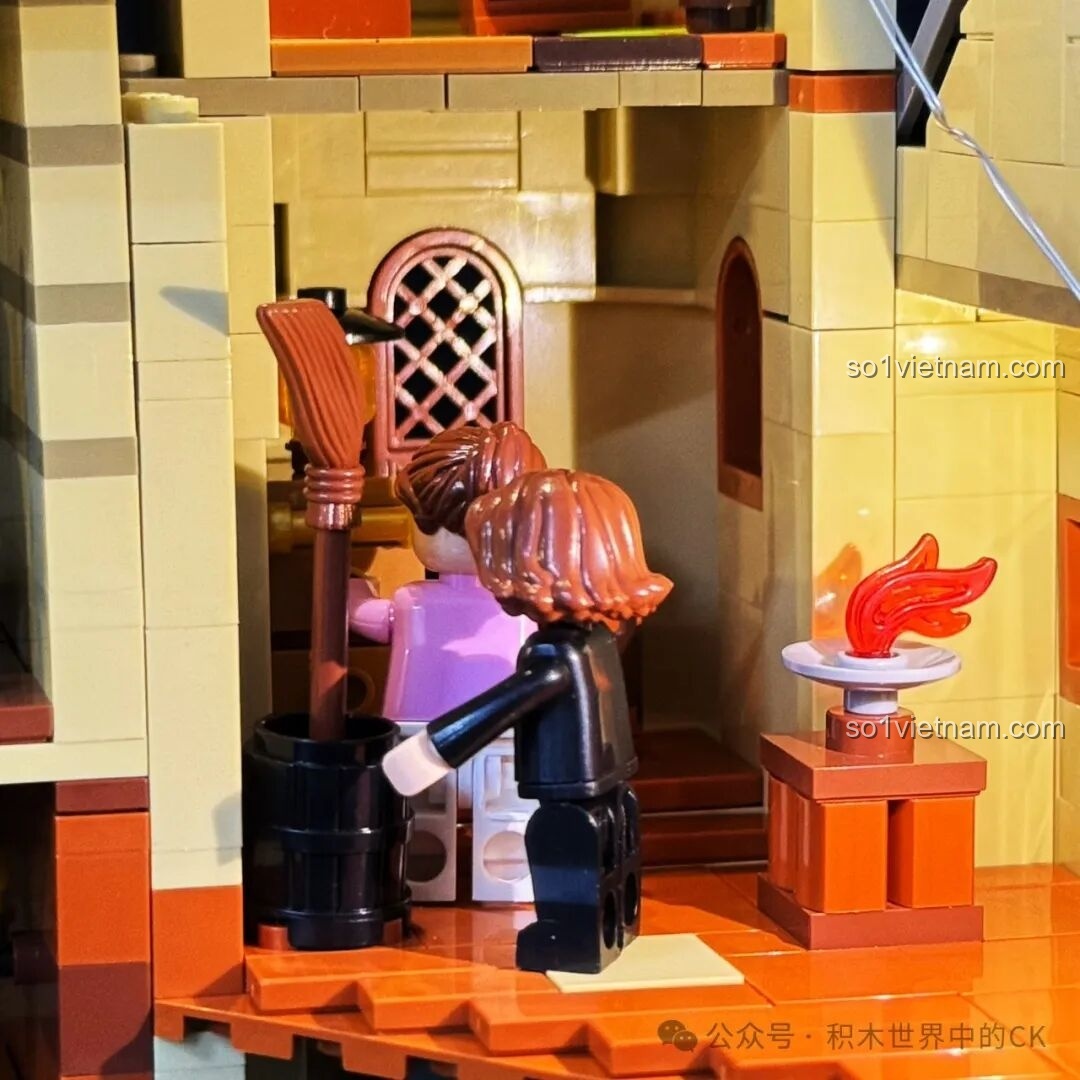 Minifigure đang chơi đàn piano trong Học viện Pháp thuật ZHEGAO 613004 dưới ánh đèn LED, tạo không gian âm nhạc lãng mạn.