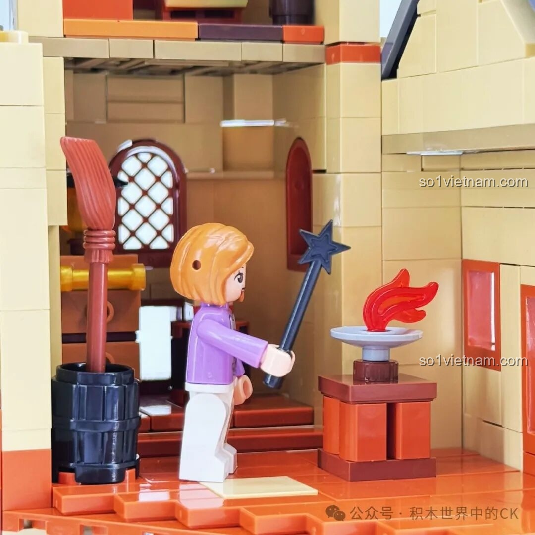 Minifigure đang ngồi thư giãn bên đài phun nước của Học viện Pháp thuật ZHEGAO 613004 dưới ánh đèn LED, tạo không gian tĩnh lặng.