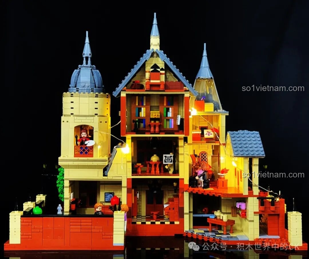 Hai minifigure đang học bài trong Học viện Pháp thuật ZHEGAO 613004 dưới ánh đèn LED, tạo không gian học tập ấm cúng.