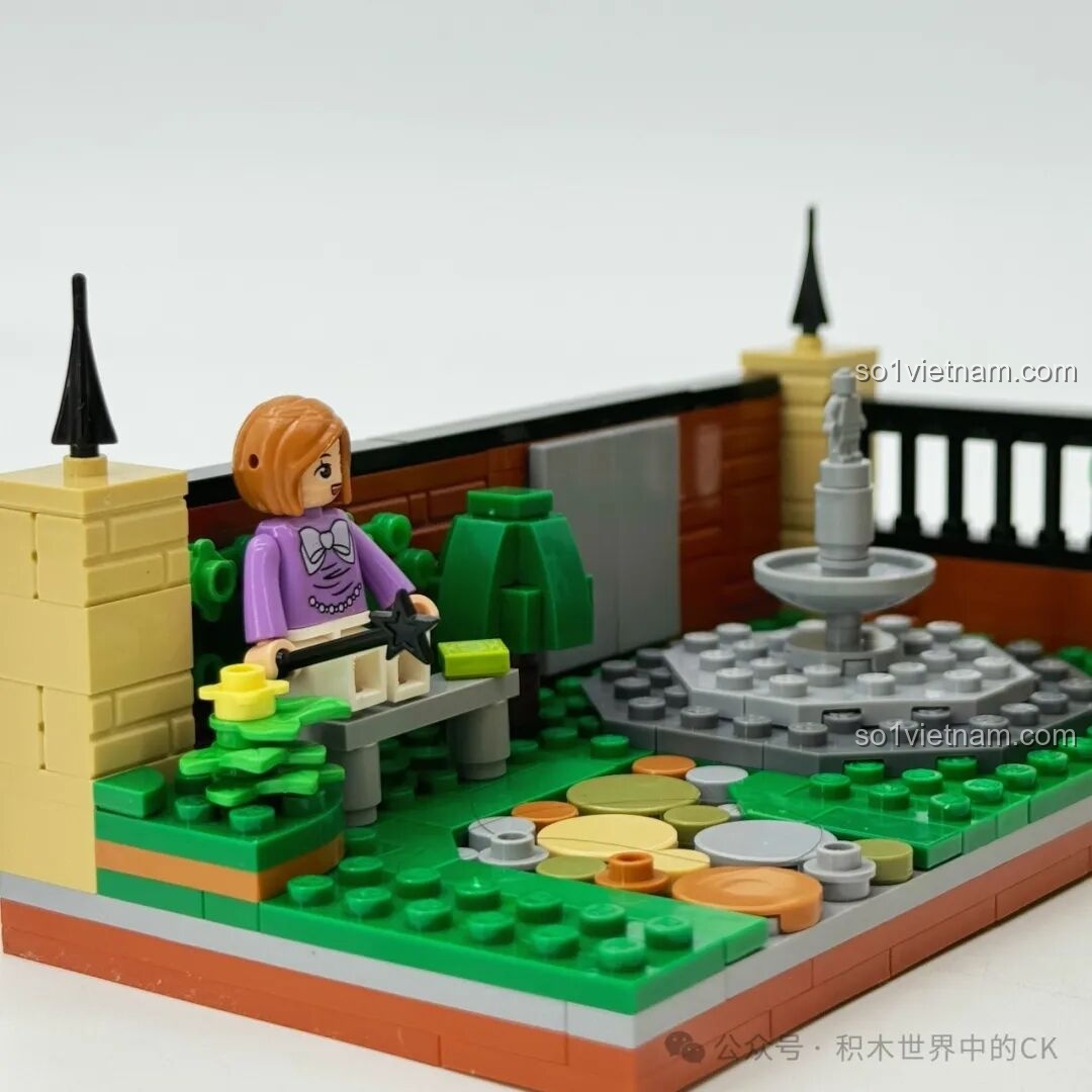 Hai minifigure đang luyện tập phép thuật trong Học viện Pháp thuật ZHEGAO 613004 dưới ánh đèn LED, tạo cảnh tượng học tập sôi nổi.