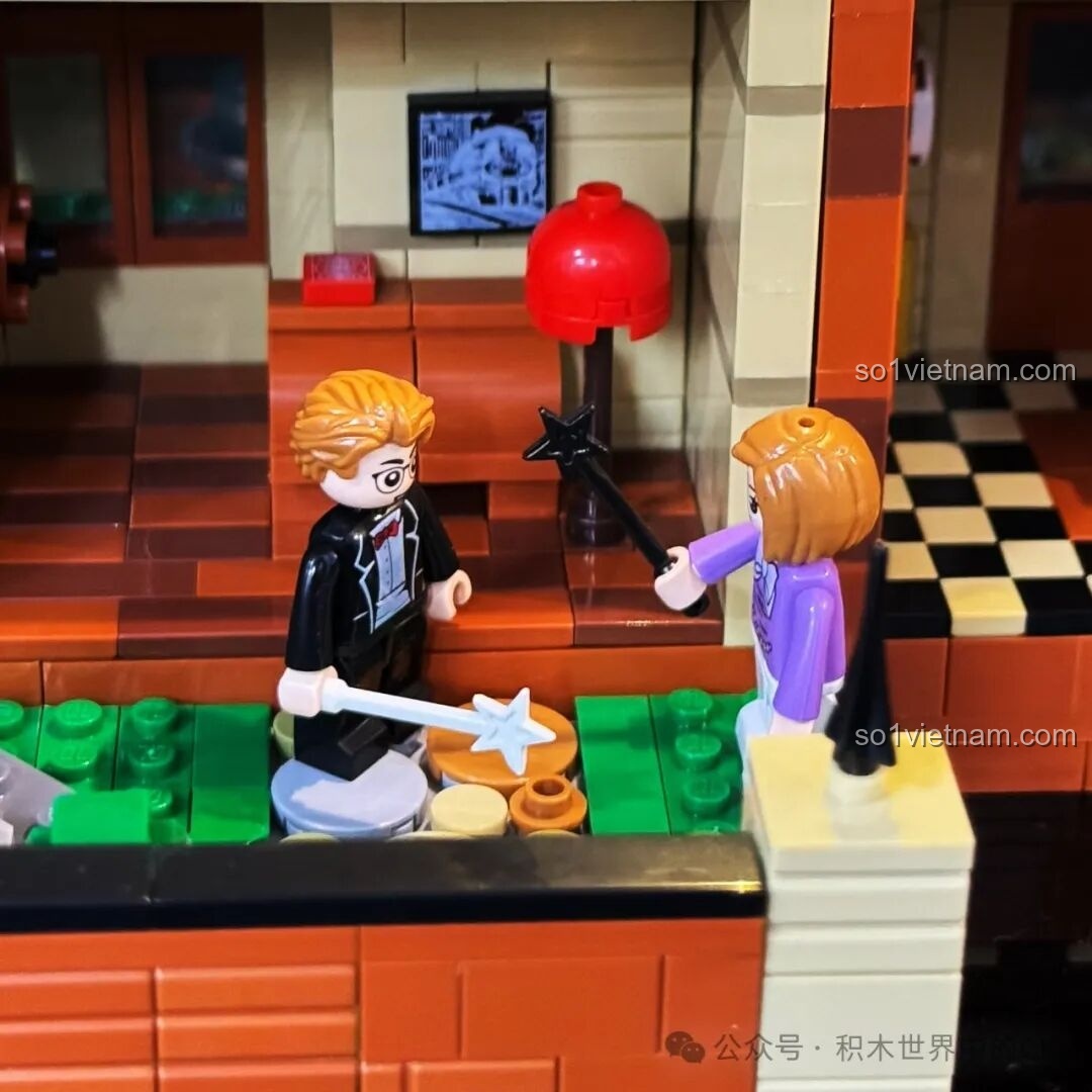 Minifigure đang pha trà trong Học viện Pháp thuật ZHEGAO 613004 dưới ánh đèn LED, tạo không gian sinh hoạt ấm cúng.