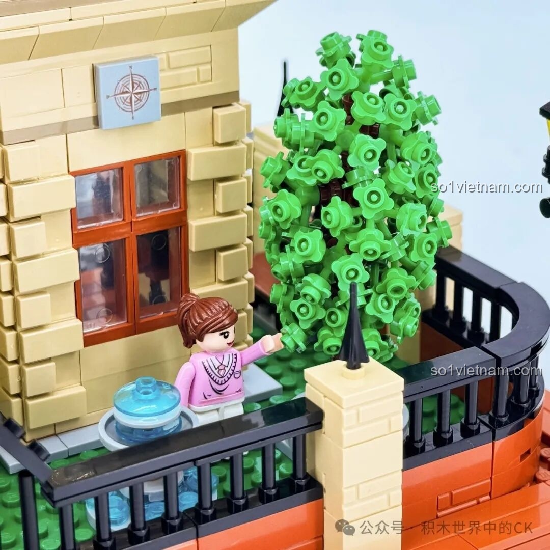 Minifigure đang thực hiện phép thuật trong Học viện Pháp thuật ZHEGAO 613004 dưới ánh đèn LED, tạo cảnh tượng huyền bí và sống động.