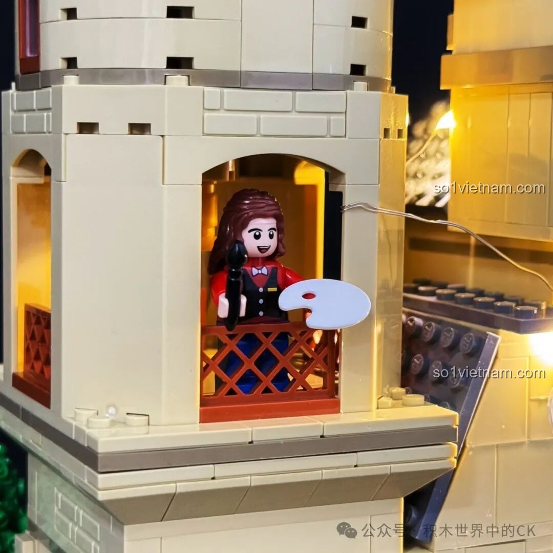 Minifigure đang thực hiện phép thuật trong Học viện Pháp thuật ZHEGAO 613004 dưới ánh đèn LED, tạo cảnh tượng huyền bí và sống động.