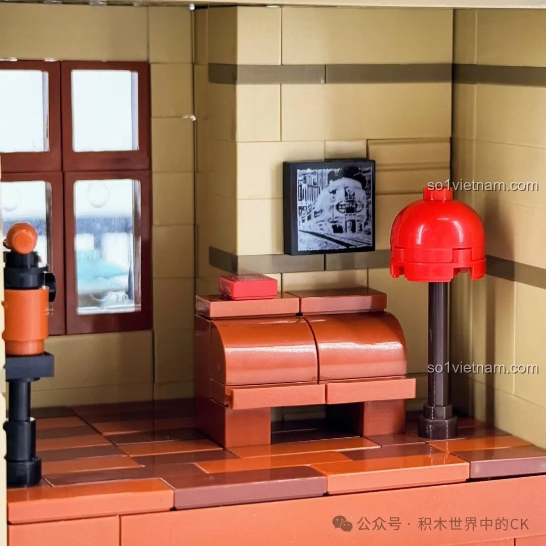 Minifigure đang chơi đàn piano trong Học viện Pháp thuật ZHEGAO 613004 dưới ánh đèn LED, tạo không gian âm nhạc ấm cúng.