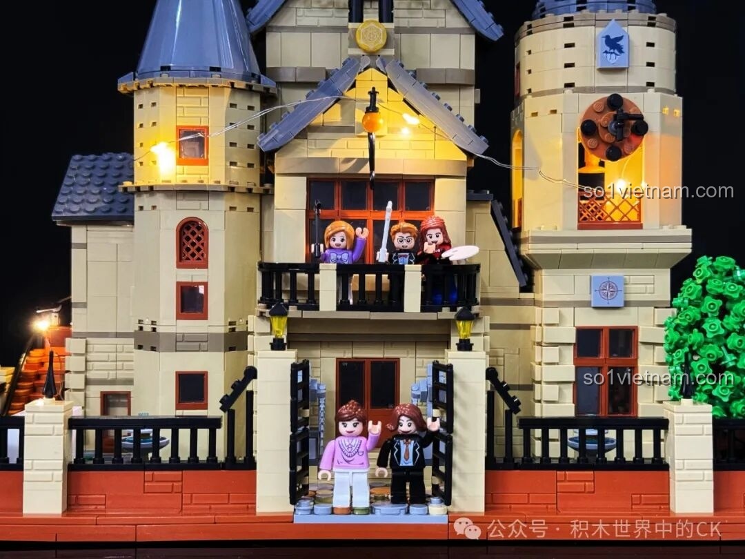 Tất cả các minifigure cùng tụ họp trong Học viện Pháp thuật ZHEGAO 613004 dưới ánh đèn LED lung linh, tạo nên một bức tranh sống động và đầy màu sắc.