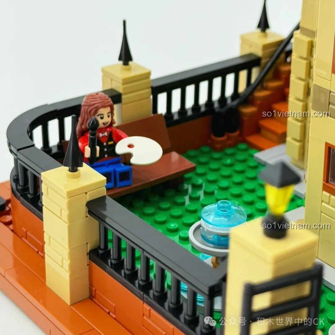 Hai minifigure đang trò chuyện ở hành lang của Học viện Pháp thuật ZHEGAO 613004 dưới ánh đèn LED, tạo không gian giao lưu ấm cúng.