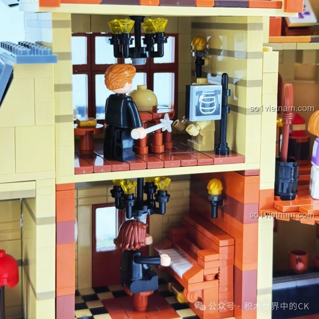 Cả nhóm minifigure đang tụ tập ở ban công của Học viện Pháp thuật ZHEGAO 613004 dưới ánh đèn LED, tạo không gian vui tươi và ấm áp.