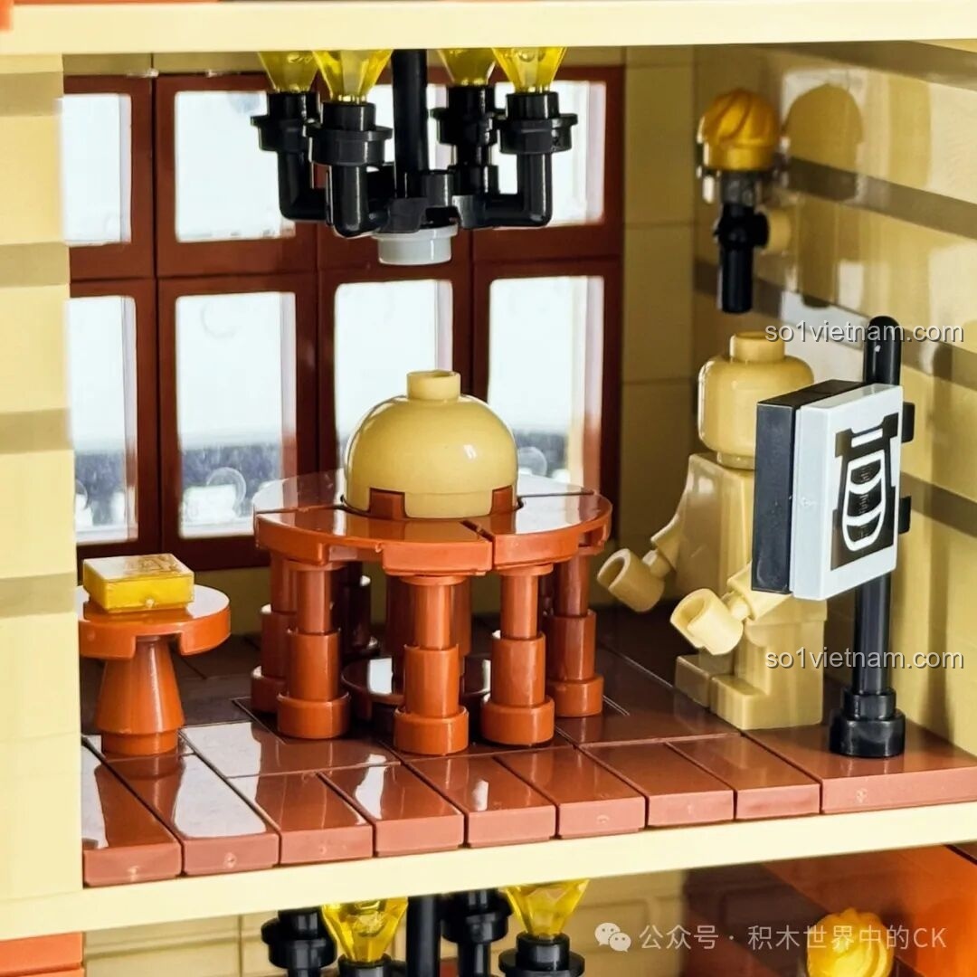 Minifigure đang đứng trên ban công của Học viện Pháp thuật ZHEGAO 613004, thể hiện khả năng tương tác của nhân vật với mô hình.