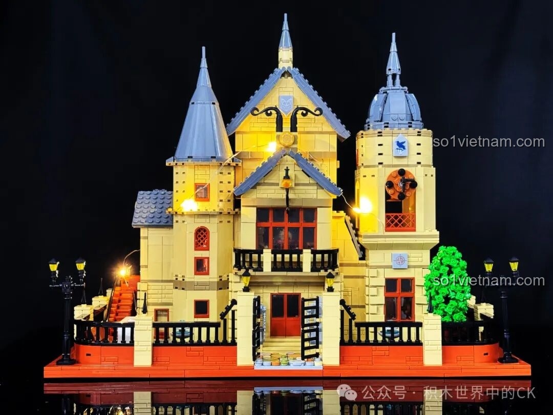 Minifigure đang vẽ tranh trên tòa tháp của Học viện Pháp thuật ZHEGAO 613004 dưới ánh đèn LED, tạo không gian nghệ thuật độc đáo.