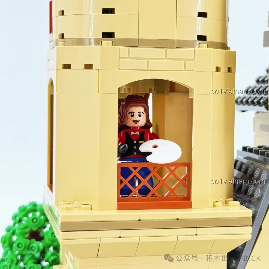 Minifigure đang vẽ tranh trên ban công của Học viện Pháp thuật ZHEGAO 613004 dưới ánh đèn LED, tạo không gian nghệ thuật lãng mạn.