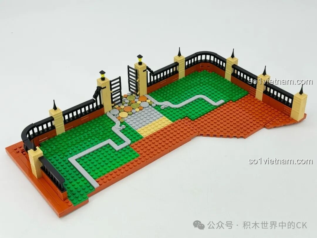 Giai đoạn đầu lắp ráp bộ xếp hình Học viện Pháp thuật ZHEGAO 613004, với phần nền móng và sân vườn đang được hình thành trên các baseplate.