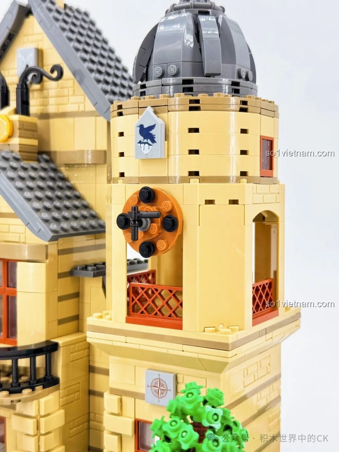 Phòng ăn của Học viện Pháp thuật ZHEGAO 613004 với bàn tròn, ghế và những chiếc đèn chùm lộng lẫy, tạo không gian sang trọng.