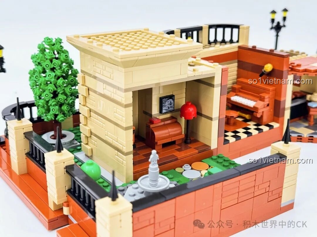 Phòng học hoặc thư viện với bàn làm việc, đèn và cây xanh, đang được lắp ráp trong bộ xếp hình Học viện Pháp thuật ZHEGAO 613004.