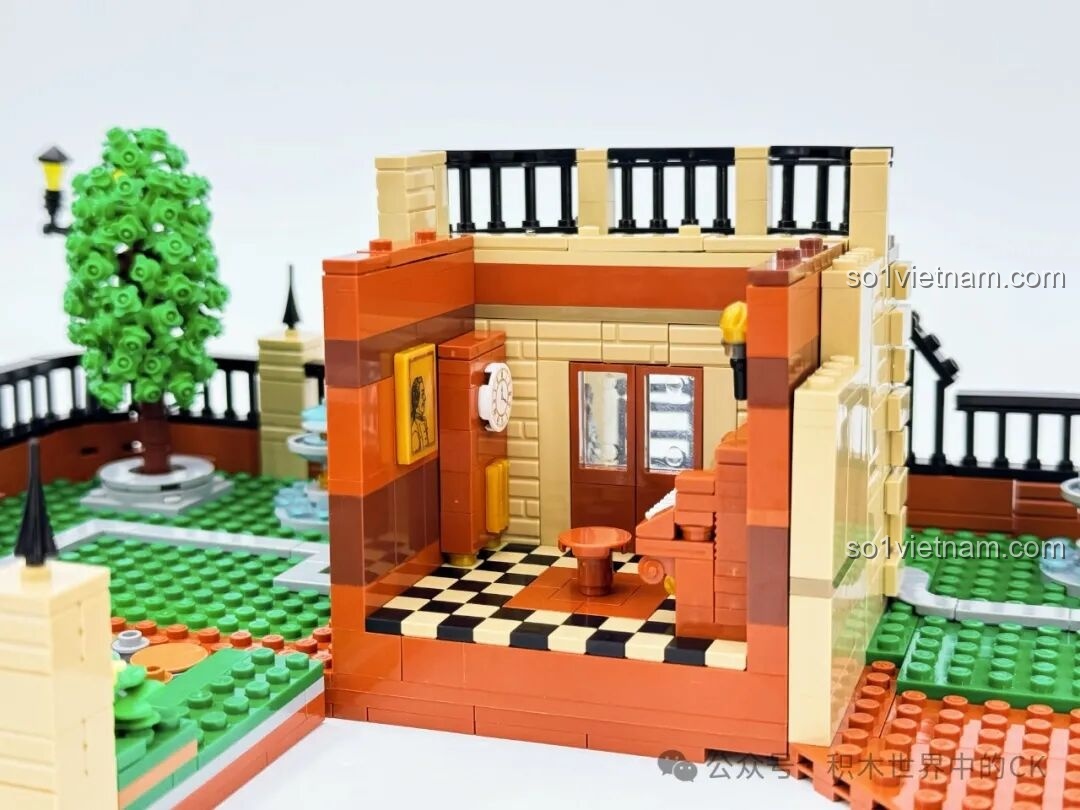 Một căn phòng nhỏ với sàn gạch caro, bàn ghế và tranh ảnh, đang được xây dựng trong bộ xếp hình Học viện Pháp thuật ZHEGAO 613004.