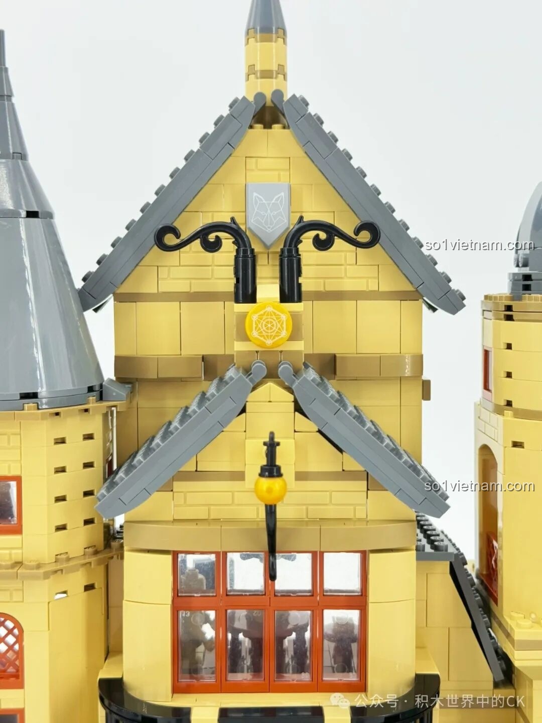 Cây đàn piano và sàn gạch caro trong một căn phòng của Học viện Pháp thuật ZHEGAO 613004, mang đến vẻ đẹp cổ điển và sang trọng.