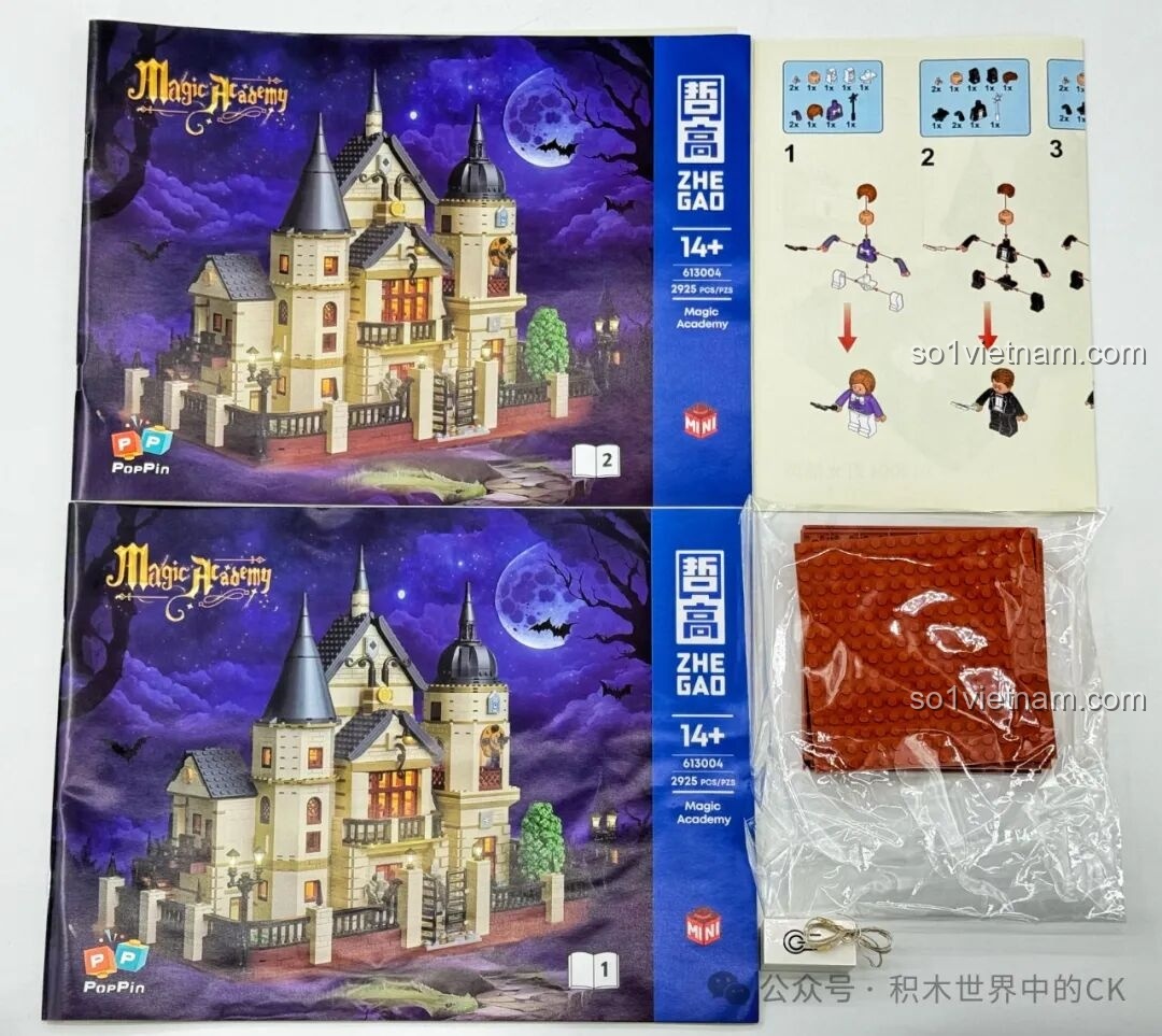 Sách hướng dẫn lắp ráp và một túi mảnh ghép mái nhà của bộ xếp hình Học viện Pháp thuật ZHEGAO 613004, cho thấy sự chuẩn bị kỹ lưỡng.