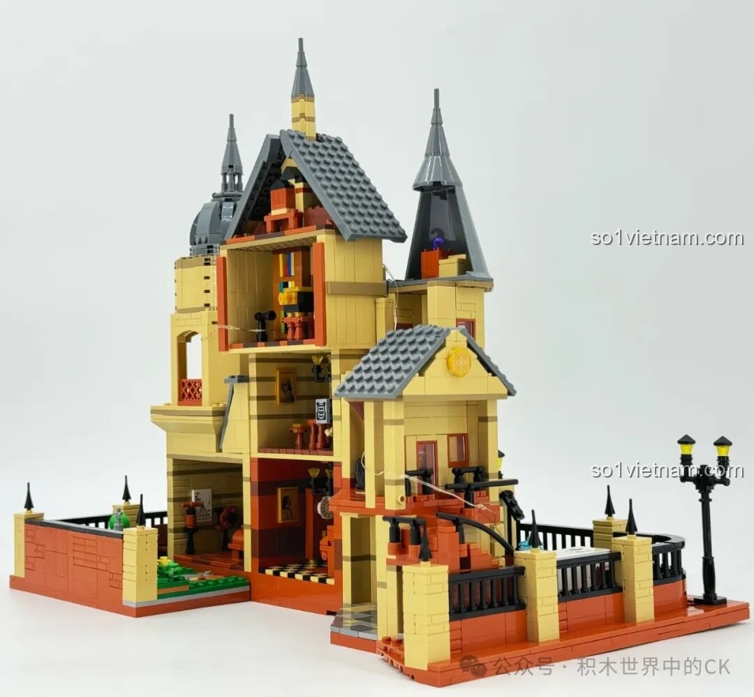 Khu vườn nhỏ phía sau Học viện Pháp thuật ZHEGAO 613004 với đài phun nước, ghế đá và cây xanh, tạo không gian thư giãn và đáng yêu.