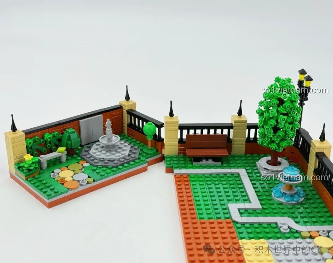 Chi tiết sân vườn của bộ lắp ghép Học viện Pháp thuật ZHEGAO 613004 với đài phun nước, ghế đá, cây xanh và đường lát gạch nhiều màu sắc.