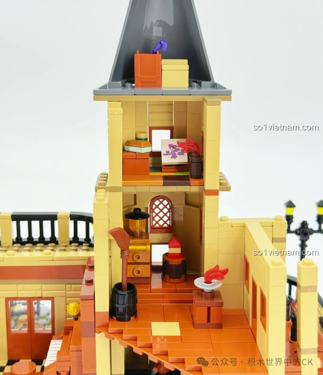 Nội thất tầng trên của một tòa tháp trong Học viện Pháp thuật ZHEGAO 613004, với chổi bay, lò sưởi và các vật phẩm phép thuật, tạo không gian bí ẩn.