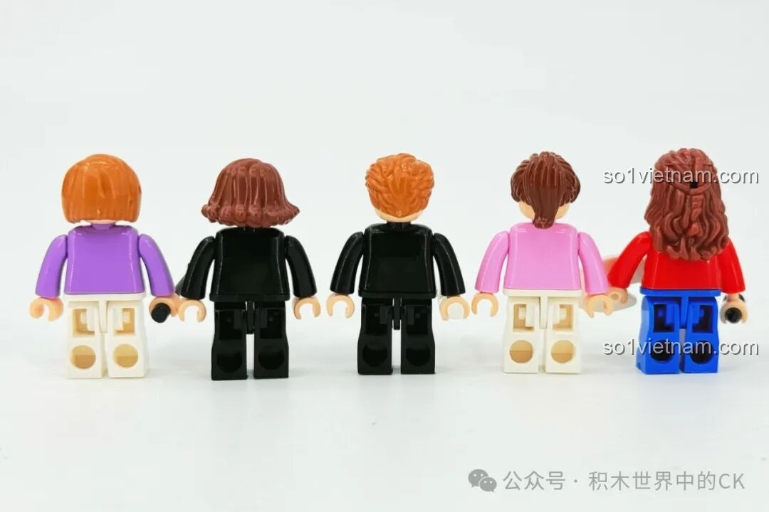 Mô hình hoàn chỉnh của Học viện Pháp thuật ZHEGAO 613004 nhìn từ bên cạnh, với các chi tiết kiến trúc độc đáo và không gian sân vườn.