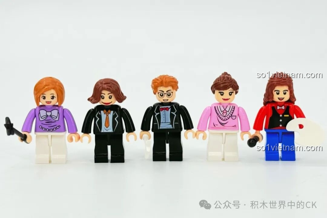 Mô hình hoàn chỉnh của Học viện Pháp thuật ZHEGAO 613004 nhìn từ góc nghiêng, thể hiện các tòa tháp, mái nhà dốc và bức tường đá chân thực.