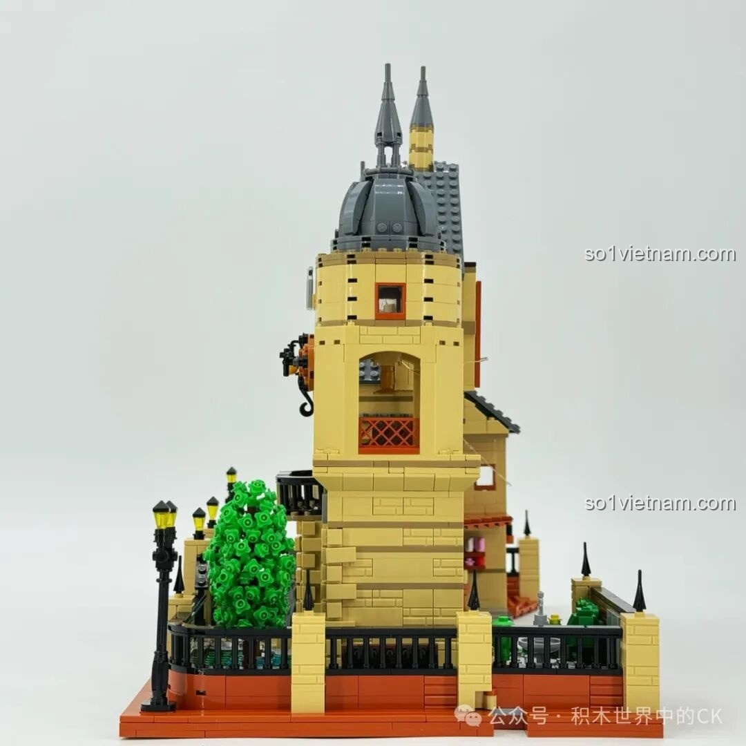 Mô hình hoàn chỉnh của Học viện Pháp thuật ZHEGAO 613004 khi mở ra nhìn từ góc nghiêng, cho thấy sự kết nối giữa các khu vực và chi tiết nội thất.