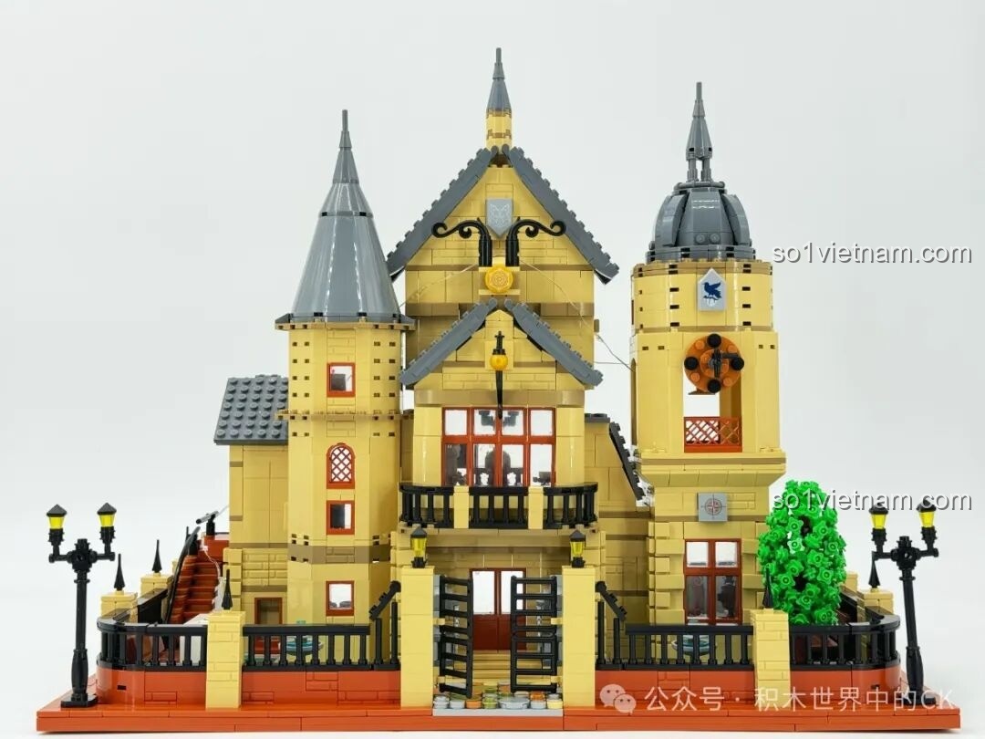 Mô hình hoàn chỉnh của Học viện Pháp thuật ZHEGAO 613004 khi mở một bên, để lộ nội thất bên trong với nhiều tầng và các căn phòng được trang bị.