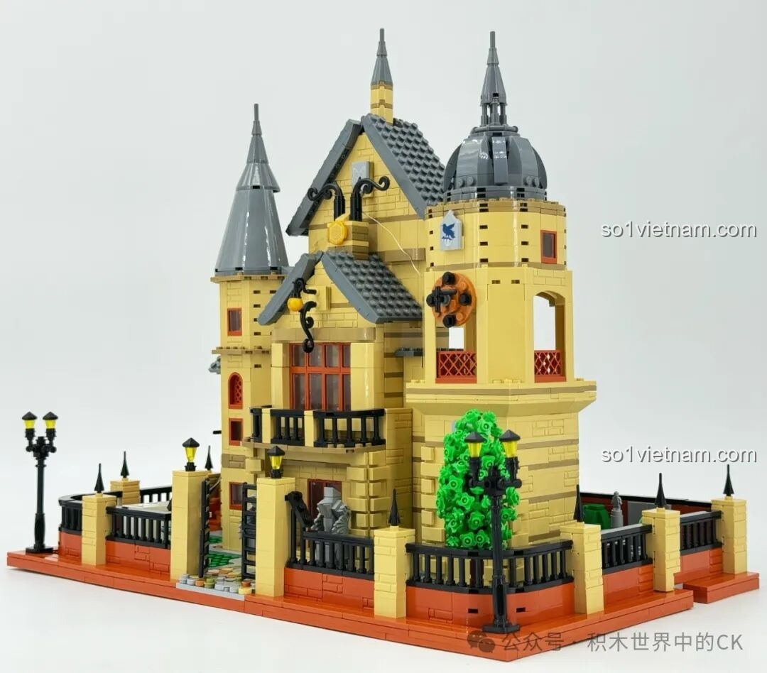 Mô hình hoàn chỉnh của Học viện Pháp thuật ZHEGAO 613004 khi mở rộng hoàn toàn, khoe trọn vẹn nội thất chi tiết và các căn phòng được bố trí hợp lý.