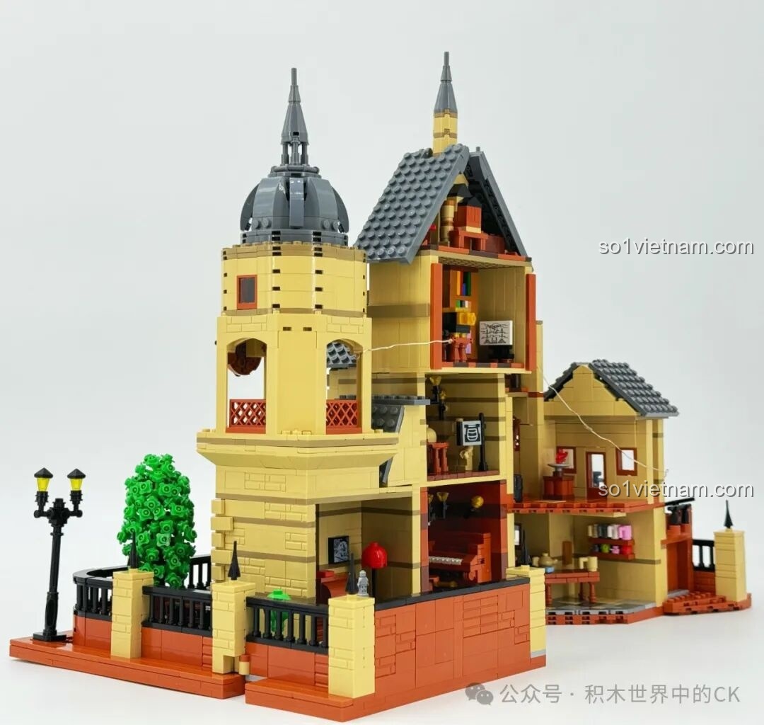 Toàn cảnh mô hình Học viện Pháp thuật ZHEGAO 613004 khi mở ra, khoe trọn vẹn vẻ đẹp nội thất bên trong, từ các phòng đến hành lang và cầu thang.