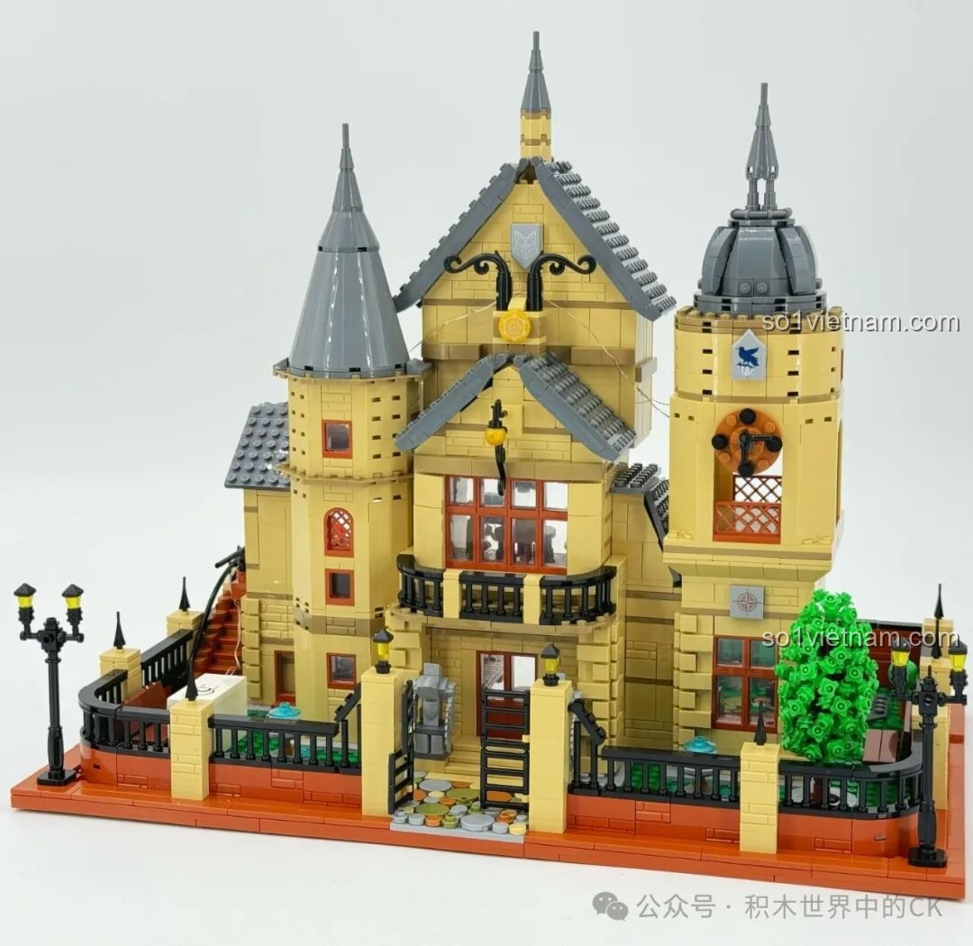 Mô hình hoàn chỉnh của Học viện Pháp thuật ZHEGAO 613004 nhìn từ phía trước, sừng sững và hoành tráng với kiến trúc Gothic cổ điển.