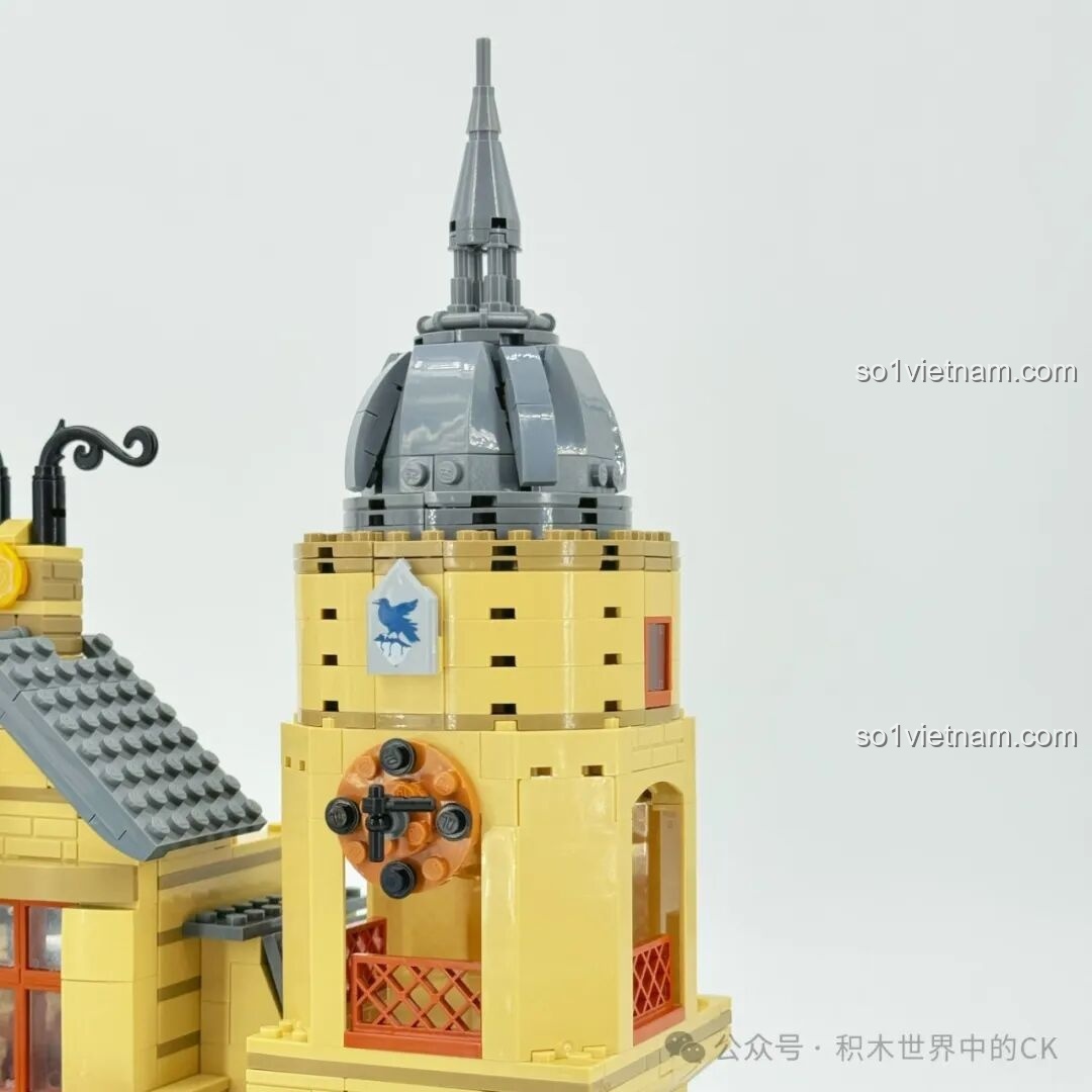 Tòa tháp chuông của Học viện Pháp thuật ZHEGAO 613004 với biểu tượng chim bồ câu và mái vòm đặc trưng, thể hiện sự tinh tế trong thiết kế.