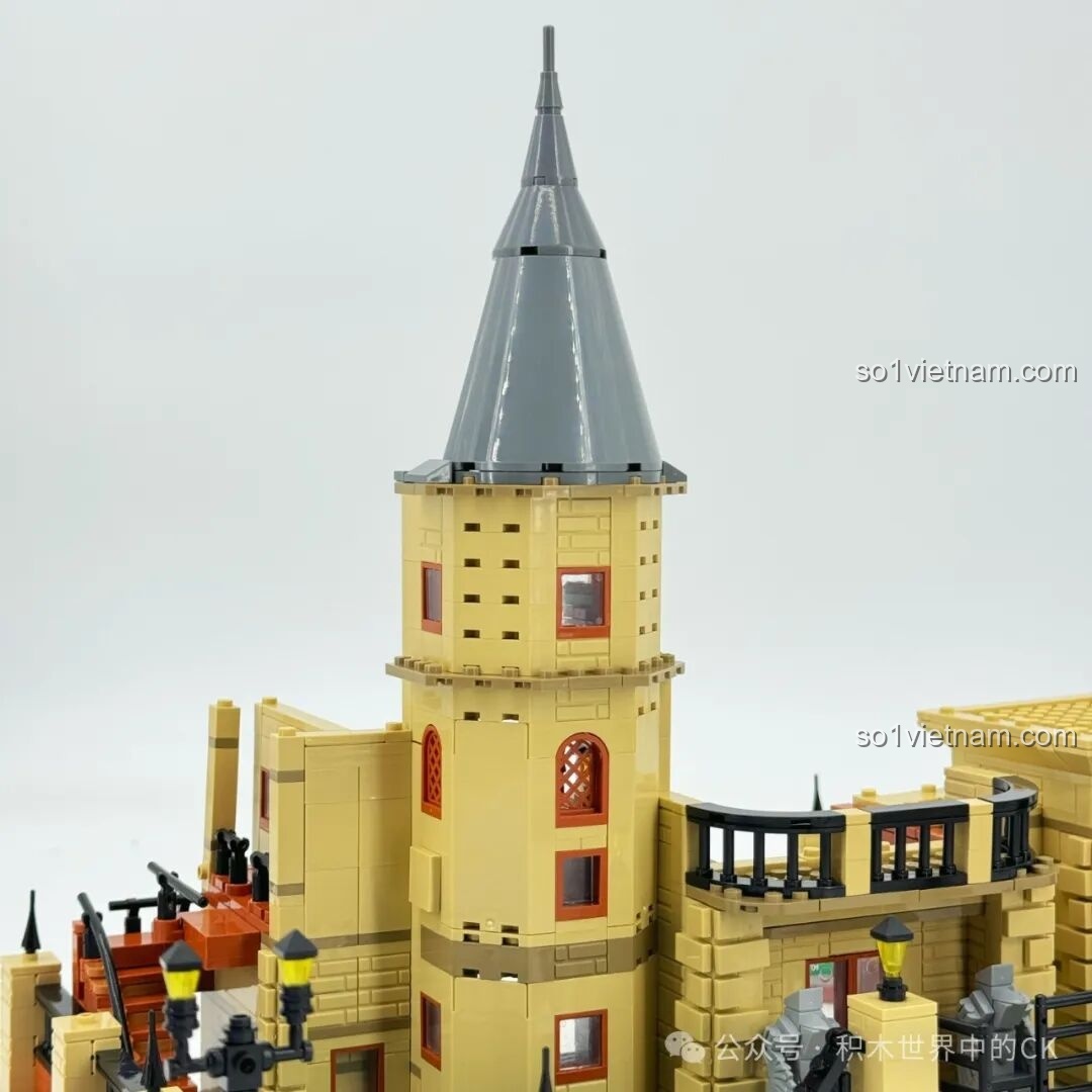 Tòa tháp đồng hồ của Học viện Pháp thuật ZHEGAO 613004 với mái vòm xám đặc trưng, đang được hoàn thiện, thể hiện kiến trúc Gothic cổ điển.