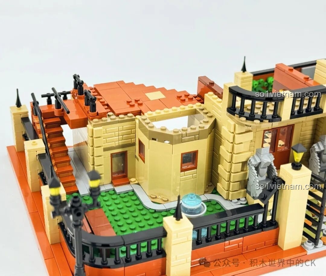 Một tòa tháp và các bức tường của Học viện Pháp thuật ZHEGAO 613004 đang được xây dựng, cho thấy cấu trúc phức tạp và nhiều tầng lớp.