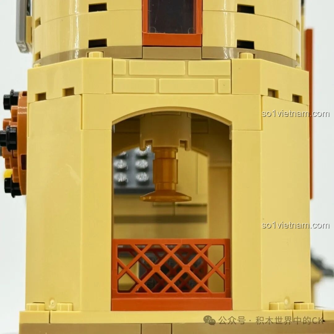 Bức tranh cổ điển và chiếc đồng hồ treo tường trong một căn phòng của Học viện Pháp thuật ZHEGAO 613004, tạo điểm nhấn nghệ thuật.