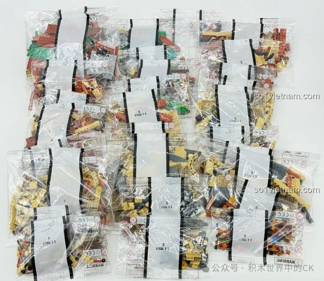 Toàn cảnh các túi mảnh ghép được đánh số của bộ đồ chơi mô hình Học viện Pháp thuật ZHEGAO 613004, cho thấy số lượng chi tiết lớn (2925 mảnh).