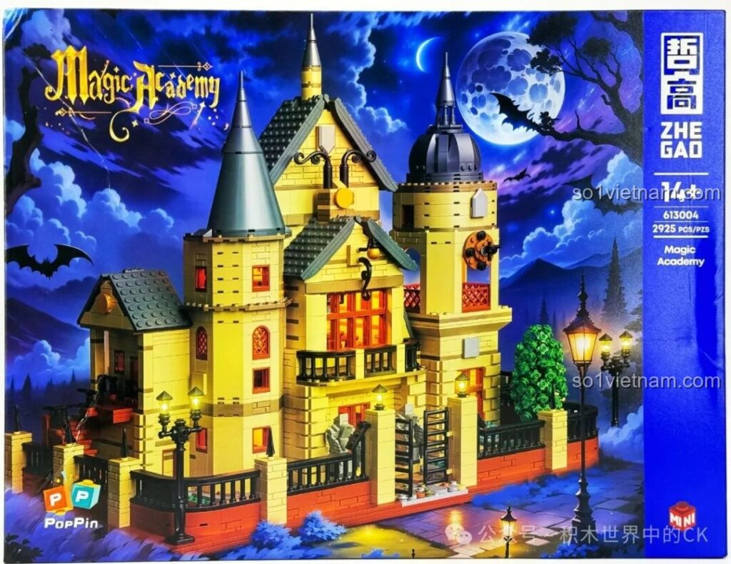 Vỏ hộp trước của bộ xếp hình Học viện Pháp thuật ZHEGAO 613004 với hình ảnh lâu đài lung linh dưới ánh trăng, dơi bay lượn, tạo cảm giác huyền bí và kích thích trí tò mò.