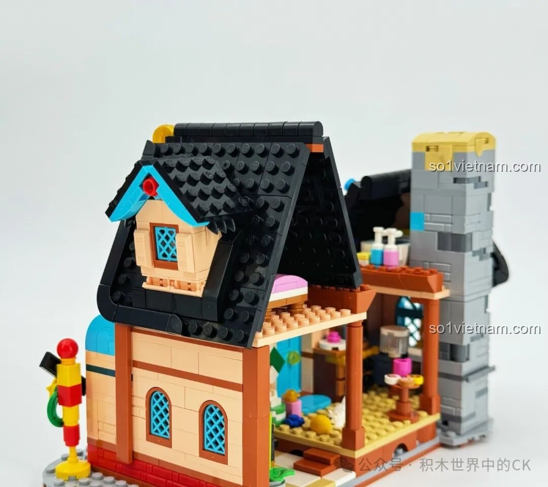 Mặt sau của mô hình ZHEGAO 613005 trong quá trình lắp ráp, để lộ phần nội thất bên trong.