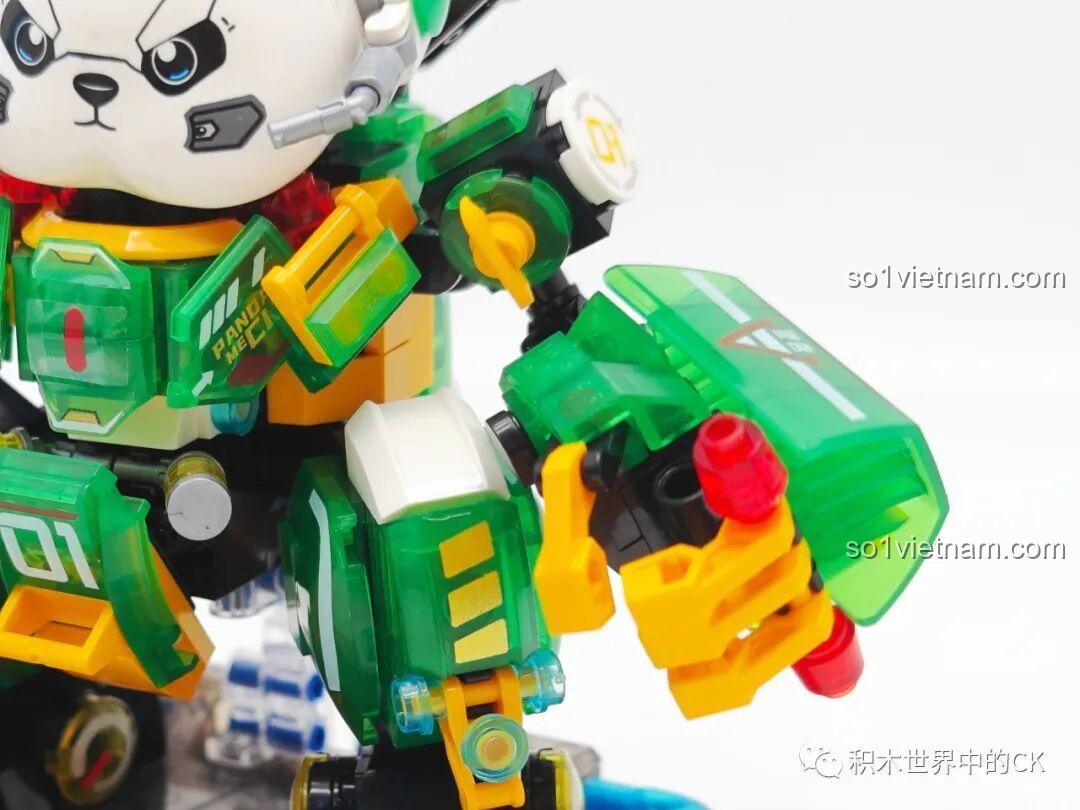 Cận cảnh súng laser năng lượng cao của ZHEGAO 662011 Panda Mecha Phúc Bảo Hào, với các chi tiết trong suốt và đầu súng, đồ chơi lắp ráp robot gấu trúc.