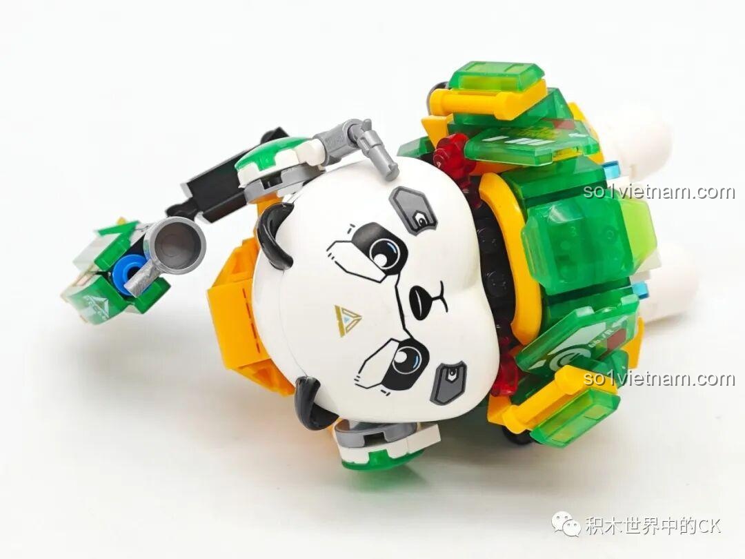 Quá trình lắp ráp phần đầu và thân của ZHEGAO 662011 Panda Mecha Phúc Bảo Hào, đồ chơi lắp ráp robot gấu trúc.