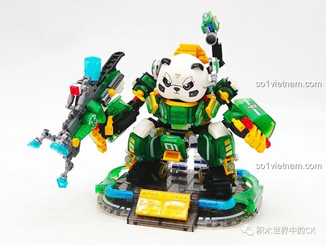 Mô hình ZHEGAO 662011 Panda Mecha Phúc Bảo Hào gần hoàn thiện, đứng trên đế trưng bày, đồ chơi lắp ráp phát sáng.